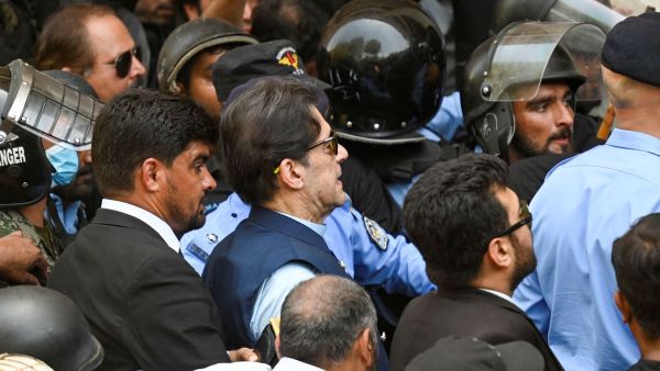 الإفراج عن عمران خان بعد الغاء توقيفه على خلفية قضية فساد