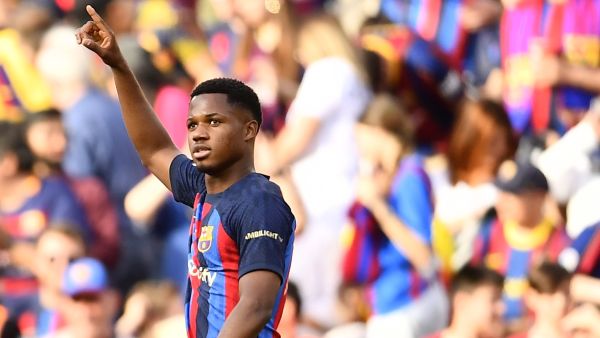 فاتي يقود برشلونة للفوز (Photo by Pau BARRENA / AFP)