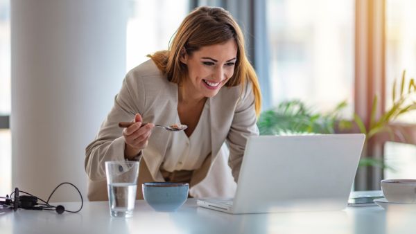 وجبات خفيفة تناولها خلال العمل في المكتب وجبات خفيفة تناولها خلال العمل في المكتب