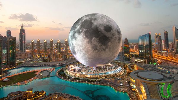 قمر دبي