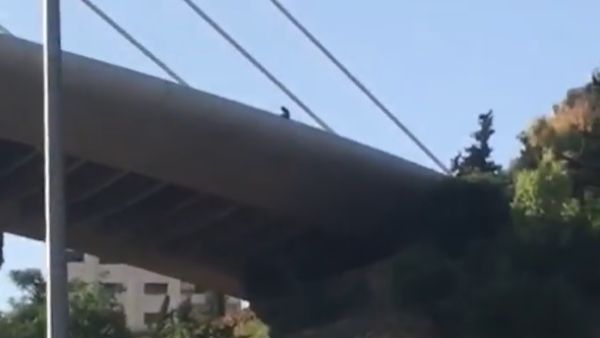 تكرار مشهد الانتحار من جسر عبدون… امرأة تهدد بالقفز بعد ابنها