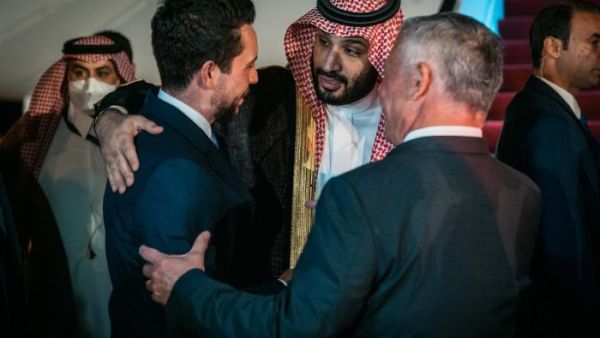 الملك عبدالله الثاني وولي عهده يستقبلان الأمير محمد بن سلمان