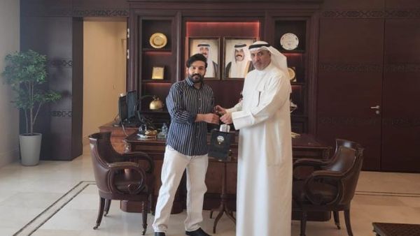 تكريم الطبيب يعقوب العصيمي من قبل المستشار في السفارة الكويتية و القائم بالاعمال مبارك سعد الهااجري