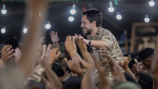 رفقاء الامير الحسين يحتفلون 