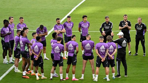 Real Madrid's Italian coach Carlo Ancelotti (Front-R) talks to his players during a training session at la Cartuja stadium in Seville on May 5, 2023, on the eve of the Spanish Copa del Rey (King's Cup) final football match between Real Madrid CF and CA Osasuna. (Photo by JAVIER SORIANO / AFP)