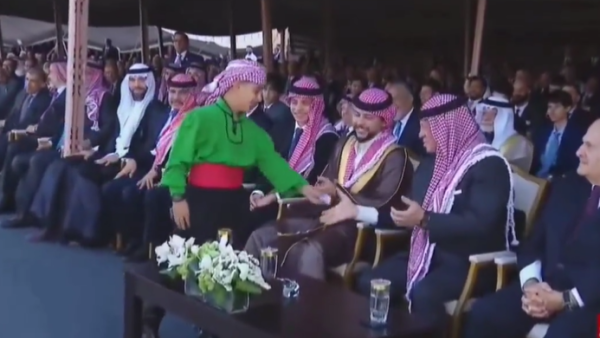 رسالة سرية من طفل للملك عبدالله تلفت الأنظار في مأدبة عشاء الأمير الحسين