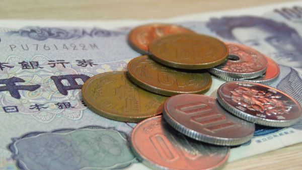 Yen continues sharp decline, Australian dollar jumps after unexpected interest rate hike