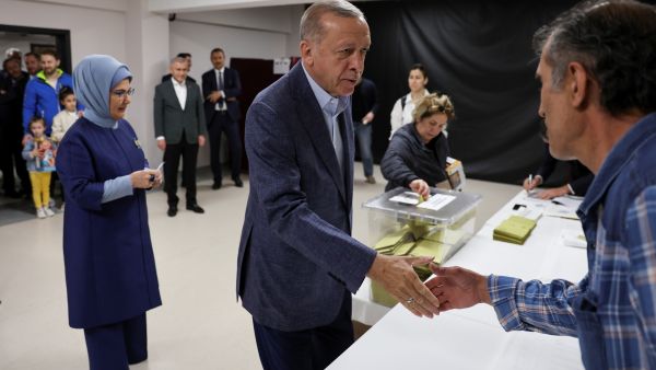الرئيس التركي أردوغان يدلي بصوته في الانتخابات
