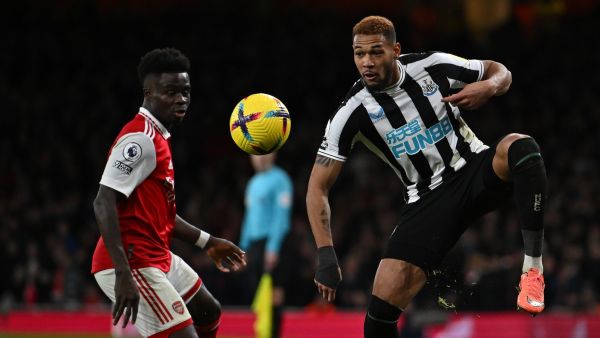 Arsenal's English midfielder Bukayo Saka (L) vies with Newcastle United's Brazilian striker Joelinton during the English Premier League football match between Arsenal and Newcastle United at the Emirates Stadium in London on January 3, 2023. (Photo by Ben Stansall / AFP)