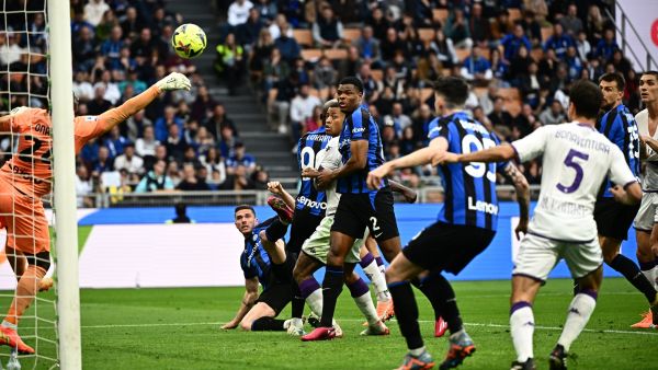 Fiorentina's Italian midfielder Giacomo Bonaventura (R) scores the opening goal during the Italian Serie A football match between Inter and Fiorentina on April 1, 2023 at the Giuseppe-Meazza (San Siro) stadium in Milan. (Photo by GABRIEL BOUYS / AFP)