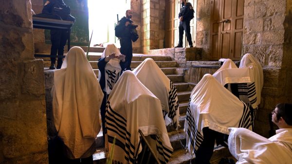 متدينون يهود أمام إحدى بوابات المسجد الأقصى