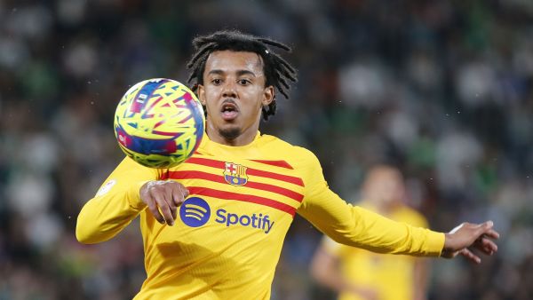 Barcelona's French defender Jules Kounde controls the ball during the Spanish league football match between Elche CF and FC Barcelona at the Martinez Valero stadium in Elche on April 1, 2023. (Photo by M. Ramon / AFP)