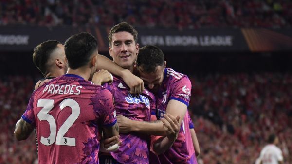Juventus' Serbian forward Dusan Vlahovic (2R) celebrates scoring the opening goal during the UEFA Europa League semi-final second leg football match between Sevilla FC and Juventus at the Ramon Sanchez Pizjuan stadium in Seville on May 18, 2023. (Photo by CRISTINA QUICLER / AFP)