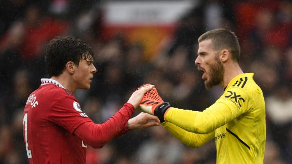 Manchester United's Swedish defender Victor Lindelof (L) and Manchester United's Spanish goalkeeper David de Gea celebrate at the end of the English Premier League football match between Manchester United and Aston Villa at Old Trafford in Manchester, north west England, on April 30, 2023. Manchester United won 1 - 0 against Aston Villa. (Photo by Oli SCARFF / AFP)