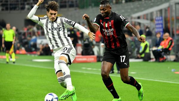 Juventus' Argentinian midfielder Matias Soule (L) fights for the ball with AC Milan's Portuguese forward Rafael Leao during the Italian Serie A football match between AC Milan and Juventus at the San Siro stadium in Milan on October 8, 2022. (Photo by Isabella BONOTTO / AFP)