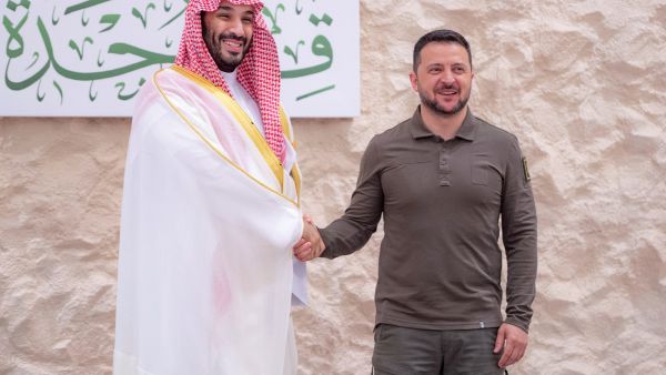الرئيس الأوكراني يصافح ولي العهد السعودي في قمة جدة