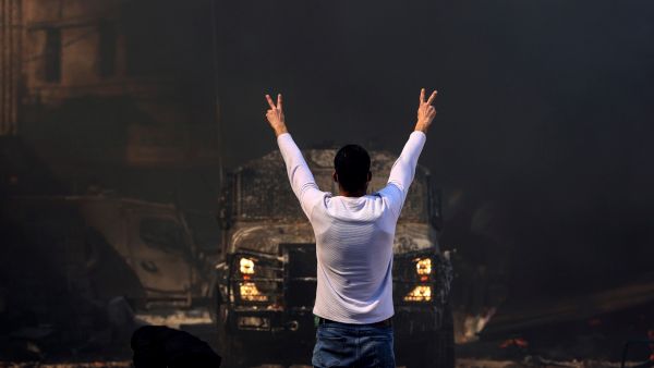 شاب فلسطيني يتحدى جنود الإحتلال خلال مواجهات في نابلس