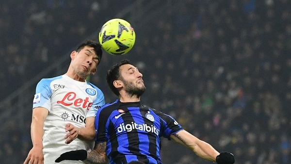 Napoli's Mexican forward Hirving Lozano (L) fights for the ball with Inter Milan's Turkish midfielder Hakan Calhanoglu during the Italian Serie A football match between Inter Milan and Napoli at Giuseppe Meazza stadium in Milan, on January 4, 2023 (Photo by Isabella BONOTTO / AFP)