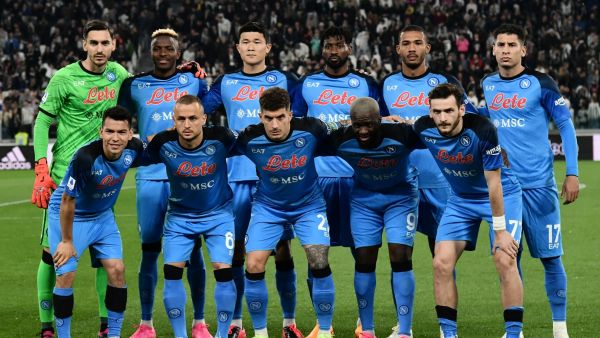 Napoli's players pose prior the Italian Serie A football match between Juventus and Napoli on April 23, 2023 at the Juventus stadium in Turin. (Photo by Isabella BONOTTO / AFP)