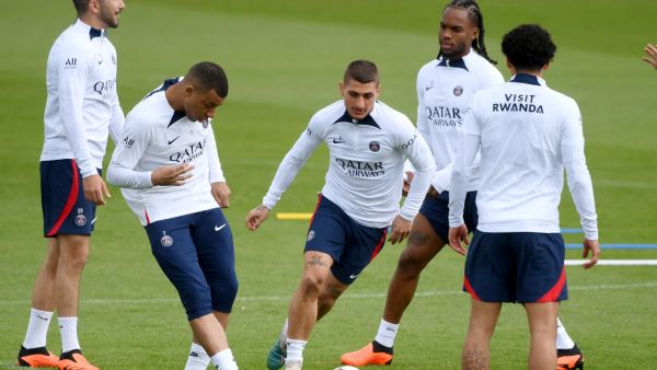 Paris Saint-Germain's French forward Kylian Mbappe (2ndL) passes the ball next to Paris Saint-Germain's Italian midfielder Marco Verratti (C) during a training session in Saint-Germain-en-Laye, on the outskirts of Paris, on May 5, 2023, on the eve of the French L1 football match against Troyes. (Photo by FRANCK FIFE / AFP)