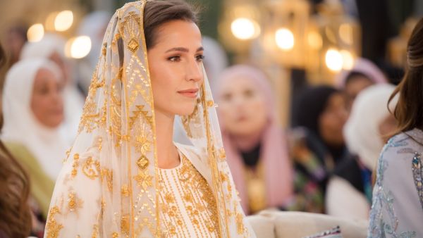 هنيدة الصيرفي تكشف أسرار فستان كنة الملكة رانيا