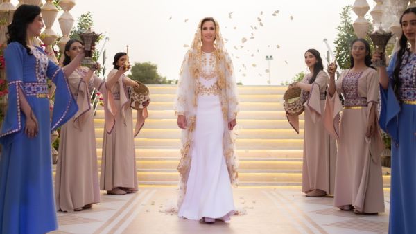 من هو مصمم فستان زفاف الآنسة رجوة آل سيف؟