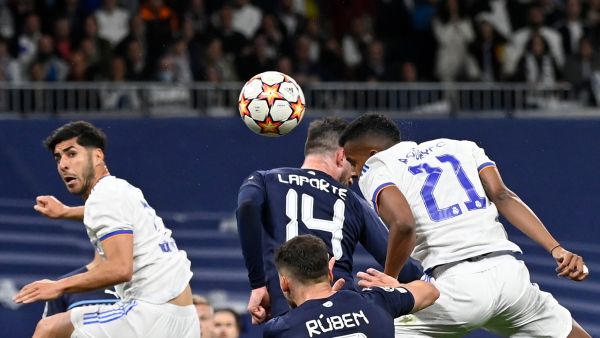 Real Madrid's Brazilian forward Rodrygo (R) heads the ball to score during the UEFA Champions League semi-final second leg football match between Real Madrid CF and Manchester City at the Santiago Bernabeu stadium in Madrid on May 4, 2022. (Photo by PIERRE-PHILIPPE MARCOU / AFP)