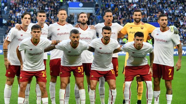 Roma's players pose for a team photo prior to the Italian Serie A football match between Inter and AS Roma on October 1, 2022 at the Giuseppe-Meazza (San Siro) stadium in Milan. (Photo by Isabella BONOTTO / AFP)