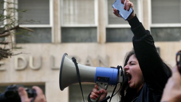 مظاهرات امام البرلمان ومنزل ميقاتي