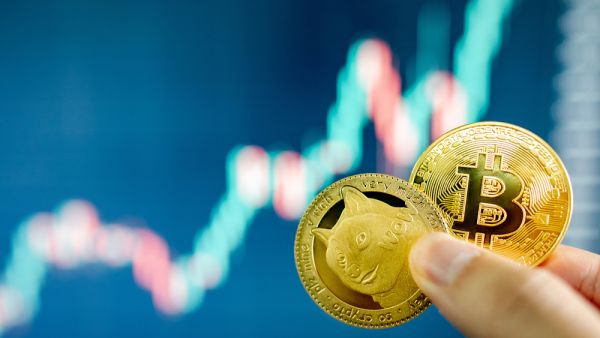 Crypto News Recap: Memecoin frenzy spikes bitcoin fees