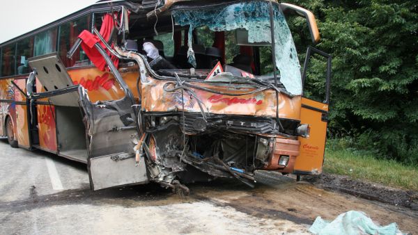  18 dead in tourist bus crash