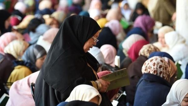 اعتبر بعض رواد التواصل الاجتماعي، أن تصريحات الداعية التونسي، تتماشى مع الانفتاح، ومحاربة الاسلاميين