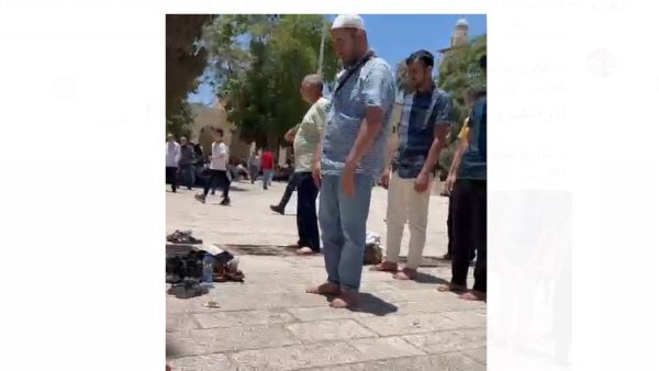 مجموعة من الاشخاص يصلون في المسجد الاقصى على الطريقة الشيعية