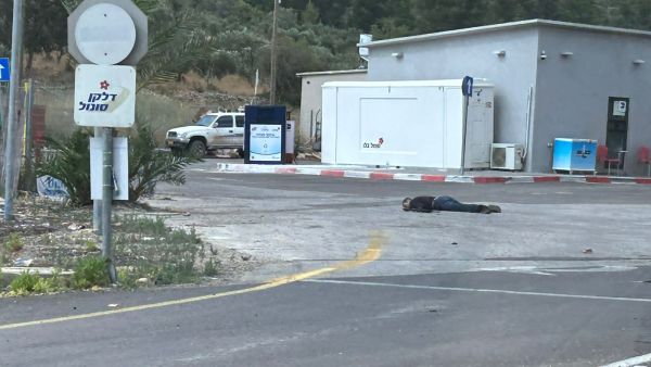 ولقي 4 مستوطنين حتفهما في هجوم مسلح نفذه فلسطينيان ادى الى استشهاد احدهما فيما ارتقى الثاني بعد مطاردة