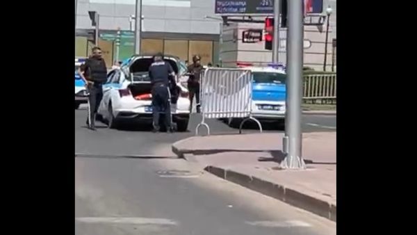مسلح يحتجز رهائن في أحد فروع بنك قزوين في أستانا