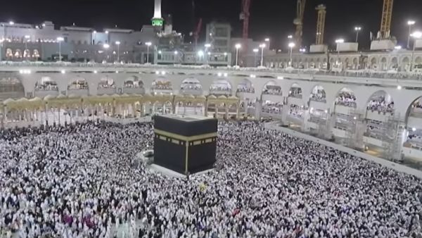 علماء ودعاة يستنكرون السيلفي امام الكعبة باعتباره قلة ادب مع الله
