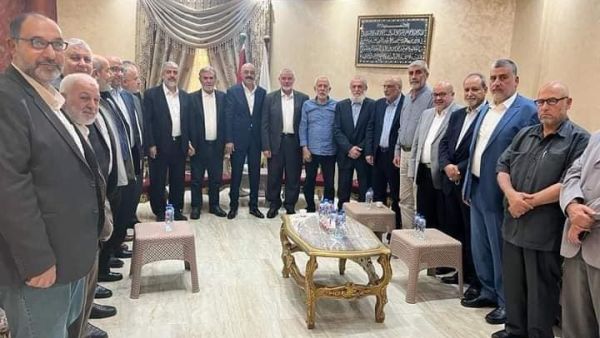 قادة حماس والجهاد في القاهرة يتوسطهم سمير مشهرواي مساعد محمد دحلان
