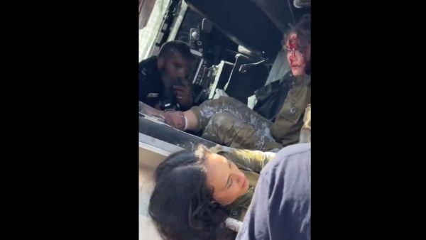 دماء وانين مجندتين اسرائيليتين انقلبت مركبتهما اثناء مطاردة فلسطينيين (فيديو)