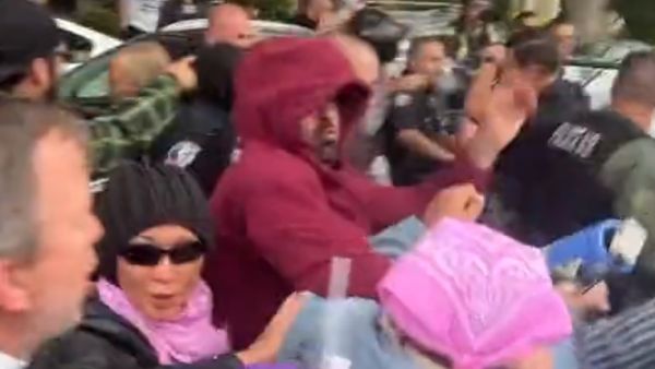علقة ساخنة لمثليين جنسيا على يد اهالي طلبة مدرسة اميركية (فيديو)