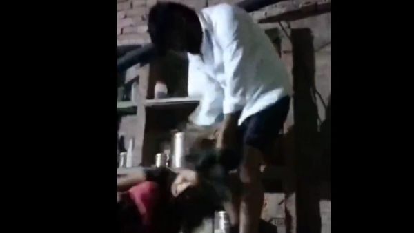 هندوسي يحطم عظام زوجته بهراوة لعدم سداد عائلتها مهره (فيديو)