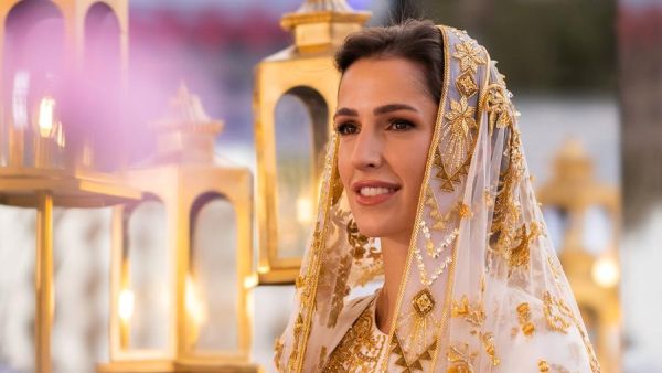 قبل ساعات من العرس الأسطوري...أساسيات جمالية تجمع ما بين الملكة رانيا وكنتها رجوة آل سيف