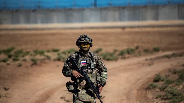 A Russian soldier stands guard during a joint Russian-Turkish patrol in the eastern countryside of the town of Darbasiyah near the border with Turkey in Syria's northeastern Hasakah province on July 28, 2022. (Photo by Delil SOULEIMAN / AFP) Russian soldier