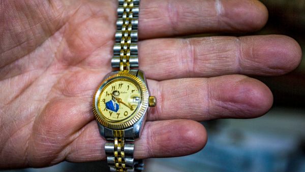  ساعة تظهر في داخلها صورة الرئيس العراقي صدام حسين في متجر لبيع التحف في بغداد