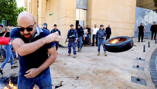 Lebanese protesters clash with bank guards in Beirut during a demonstration called for by the banks depositors committee against monetary policies. (Photo by ANWAR AMRO / AFP) Lebanon