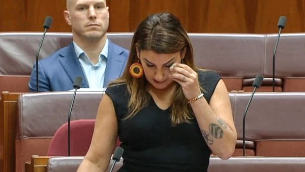 Lidia Thorpe ليندا ثورب تبكي في البرلمان الاسترالي