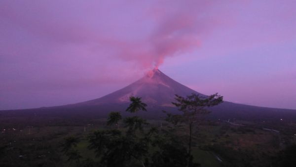 بركان مايون على وشك الانفجار Mayon Volcano 