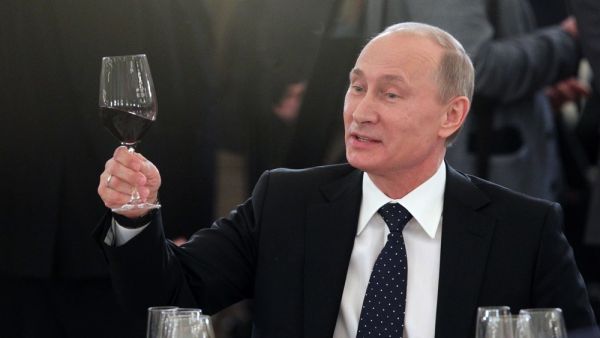 وهنأ الرئيس الروسي، أمير قطر بمناسبة الذكرى العاشرة لتوليه العرش، وكذلك بمناسبة عيد الأضحى  .