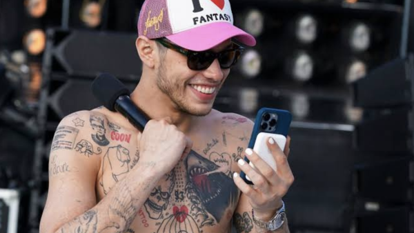  Pete Davidson checks into rehab.