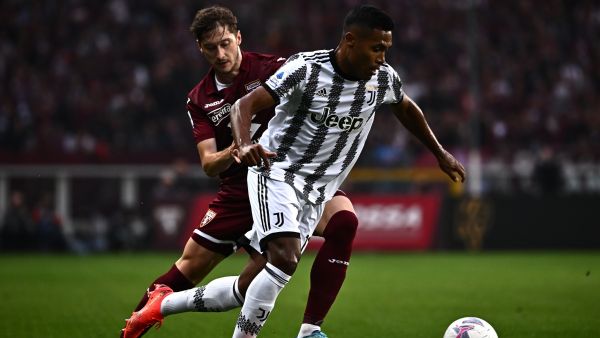 Juventus' Brazilian defender Alex Sandro (L) challenges Torino's Russian midfielder Aleksey Miranchuk during the Italian Serie A football match between Torino and Juventus on October 15, 2022 at the Olympic stadium in Turin. (Photo by Marco BERTORELLO / AFP)