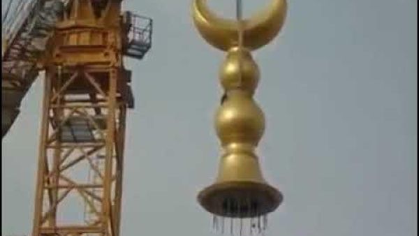 تركيب هلال على إحدى مآذن المسجد الحرام في مكة المكرمة.